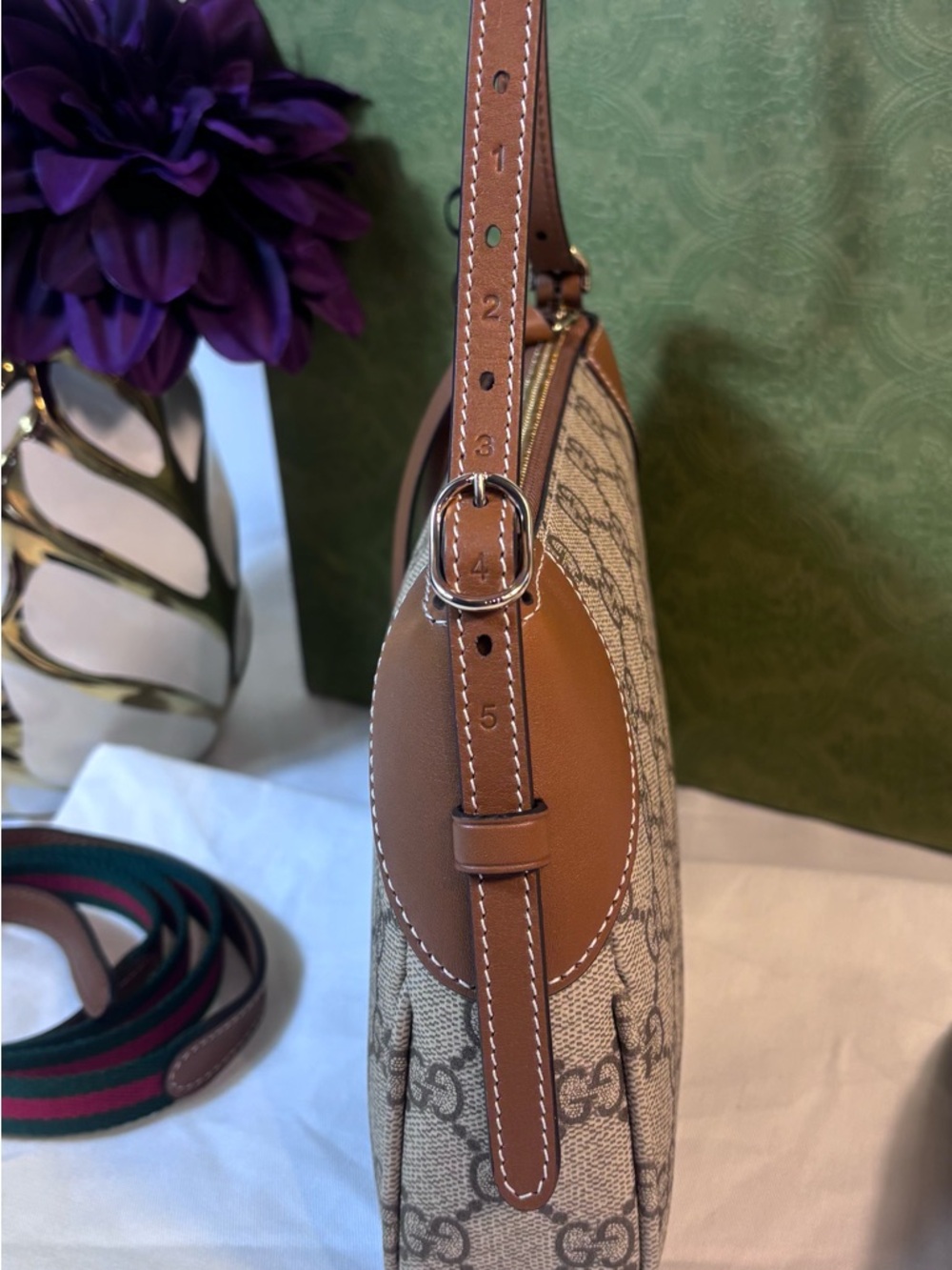 Stunning New Gucci Emblem 2 Way - Picture 3 of 15